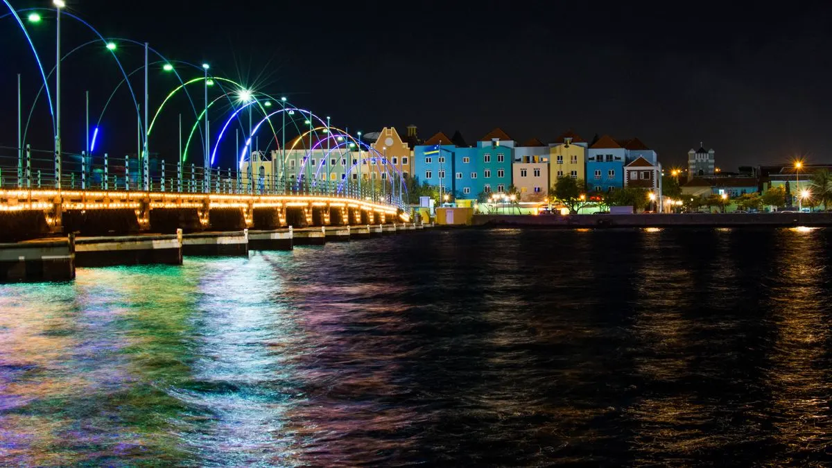 Die Uferpromenade Handelskade und die Queen-Emma-Brücke in Willemstad auf Curacao bei Nacht
