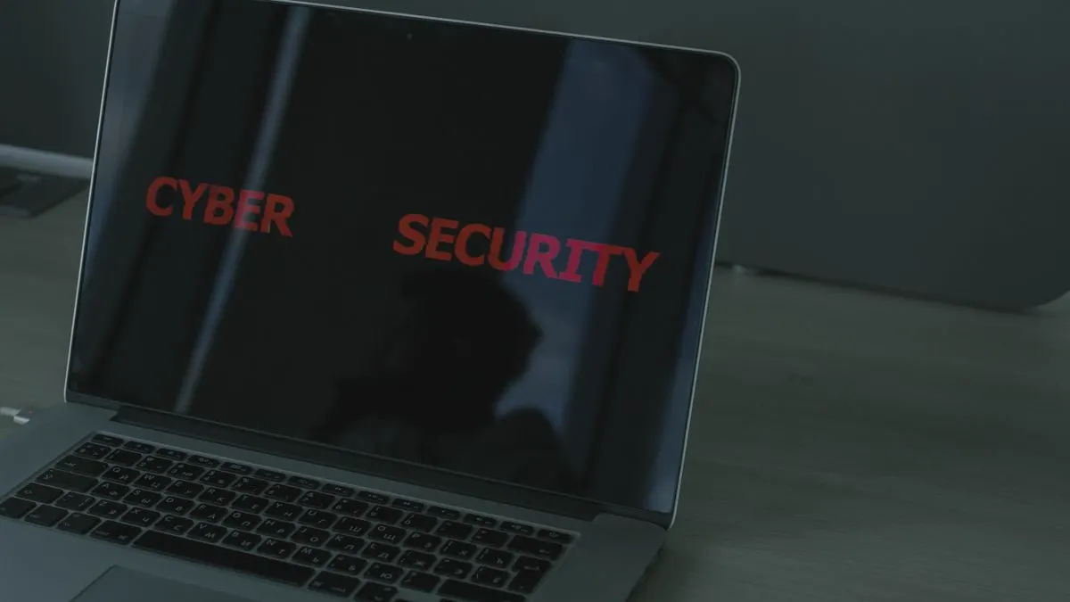 Laptop-Bildschirm mit den Worten cyber security in Rot